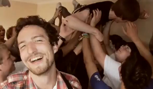 Und noch ein Foto von Frank Turner, diesmal mit einer Horde im Hintergrund Und noch ein Foto von Frank Turner, diesmal mit einer Horde im Hintergrund
